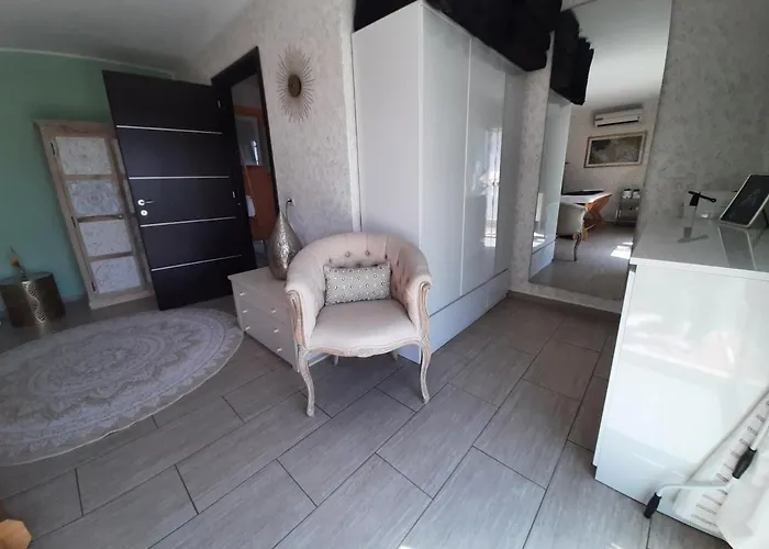 Cyrnea - Adults Only Bed & Breakfast